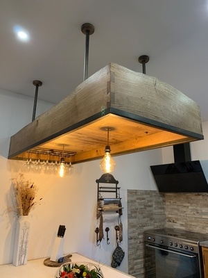 Toit d'îlot en chêne et châtaignier, touches de métal.