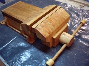 Etau fabriqué avec des chutes de bois