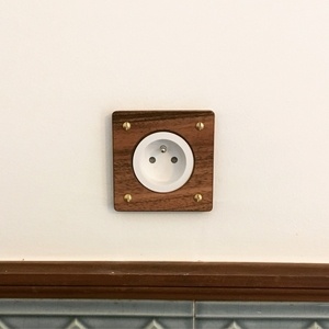 Cache prise en noyer