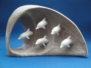 Dauphins sortant de la vague