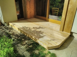 Petite terrasse en douglas