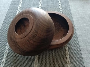 Machins tournés a partir de recup d'un bout de comptoir en noyer.