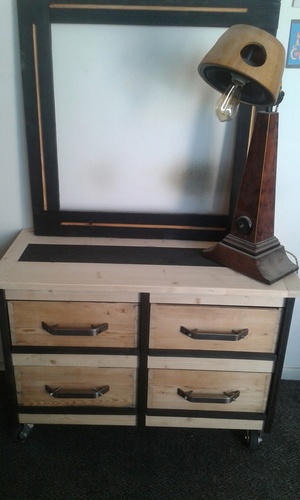 Meuble a tiroir sur roulettes, lampe pied de piano et cadre bois brulé