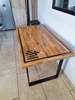 Table de cuisine avec motifs epoxy