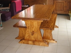 Table avec bancs en sapin