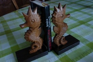 Presses livres : hippocampes sculptés