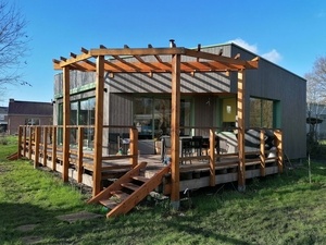 Terrasse sur pilotis avec sa pergola