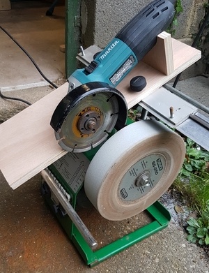 Dispositif pour redresser une meule Tormek