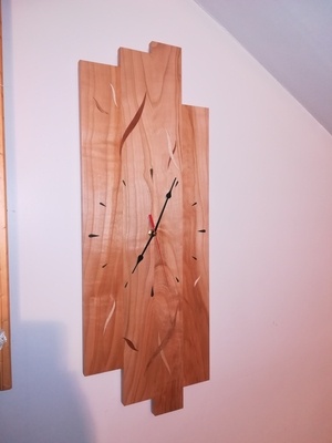 Horloge avec incrustations
