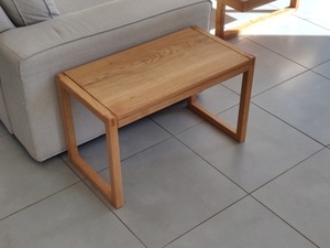 Petite table / bout de canapé en chêne