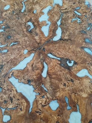 Table basse racine bois d'olivier et résine époxy