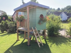 Cabane d'enfant sur pilotis