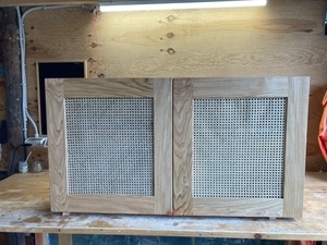 Petit meuble châtaigner et cannage