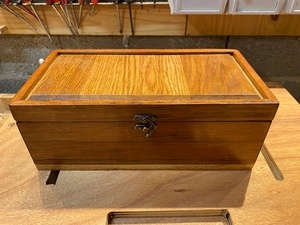 Boîte à bijoux à base de lames de terrasse recyclées