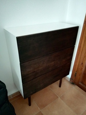 Commode sur pieds hauts