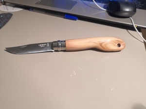 Opinel avec manche en olivier et dragonne