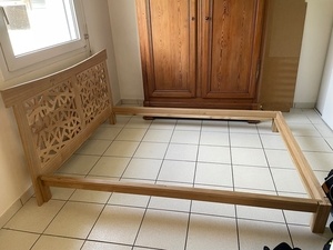 Lit en chêne sans vis, avec tête de lit à motifs geometriques