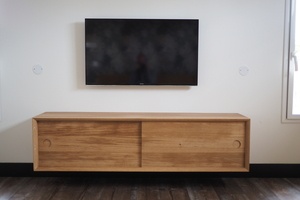 Meuble télé suspendu.