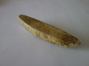 Un petit canoë en broussin de robinier