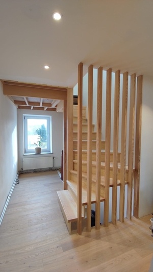 Escalier et claustra - Frêne massif et mpx frêne