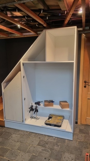 Placard vestiaire suivant l'escalier existant