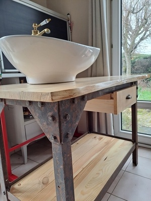 Un meuble de salle de bain en bois mais pas que...