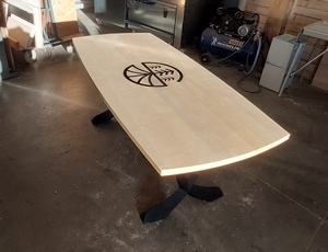 Table de réunion avec logo intégré