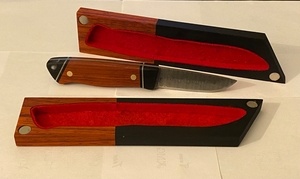 Un couteau et son étui