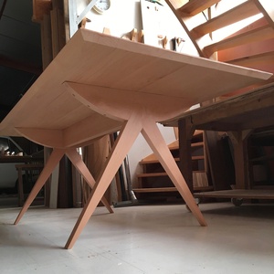 Table avec un pied compas