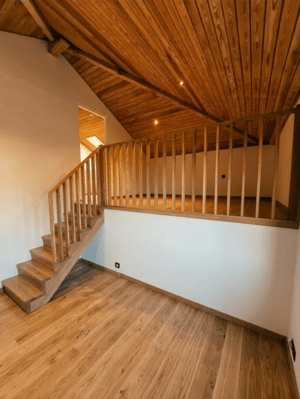 Petit escalier et gardes-corps en chêne massif