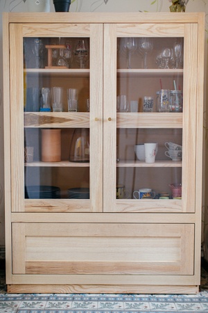 Le truc là, mais siiii, pour mettre de la vaisselle avec des portes.