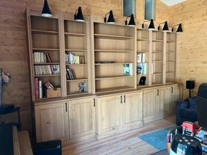 La grande bibliothèque de mon bureau