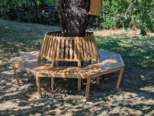 Banc octogonal autour d'un cerisier