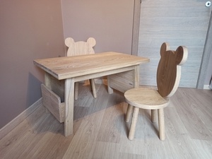 Table et chaises pour bambins