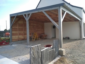 Un abri pour voiture ou autre en queues d'aronde ... aux outils à main