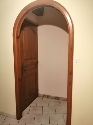 Isoloir de toilettes en angle dans une pièce de passage !