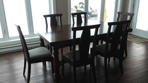 Table avec rallonge a l'italienne et 8 chaises