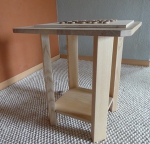Petite table gueridon pour le coin bibliothèque