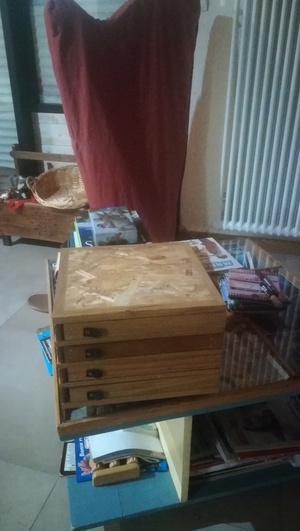 Boite carrée à 4 rangées de 4 tiroirs triangles pivotants