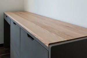 Un bureau et sa commode en Valchromat et frêne