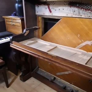 Démontage touches, cordes, table d'harmonie