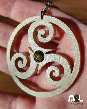 Triskèle incrusté d'une pierre œil de tigre