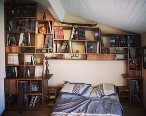 Bibliothèque en noyer massif