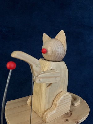 Chat jouant à la balle