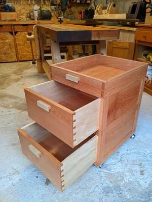 Un bac deux tiroirs quatre roulettes !