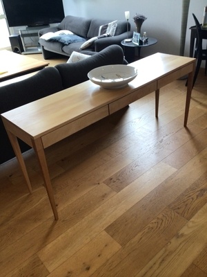 Console trois tiroirs en hêtre.