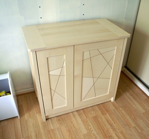 Petite armoire deux portes asymétriques