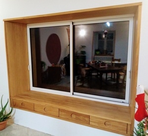 Ébrasement, tiroirs et banquette.