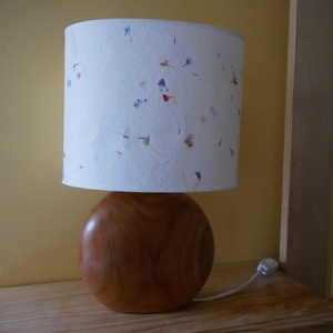 Pied de lampe tourné