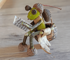 Figurine en forme d'insecte sur son trône